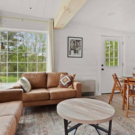 Charming & Freshly Restored Farmhouse 1 Mile From Center Of Stowe Exterior photo