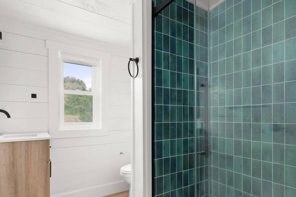Charming & Freshly Restored Farmhouse 1 Mile From Center Of Stowe Exterior photo